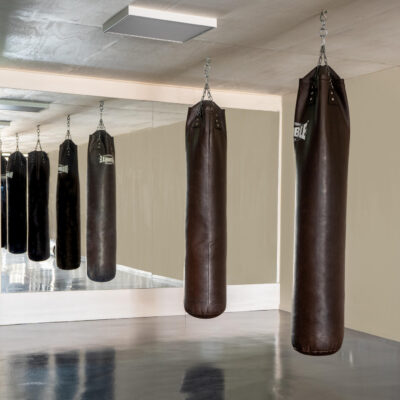 Gran pared de espejos en un gimnasio de boxeo