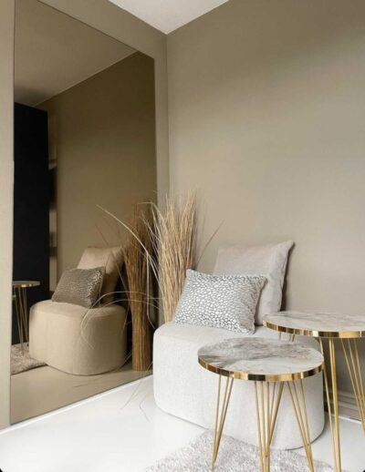 Espejo de colores en una habitación abuhardillada