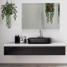 Espejo facetado a medida en color plateado estándar. Colgado en un cuarto de baño