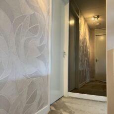 Design spiegel brons gekleurd, hangend in de gang
