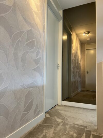 Design spiegel brons gekleurd, hangend in de gang