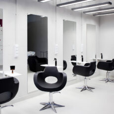 Staande spiegel in een kapsalon
