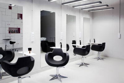 Staande spiegel in een kapsalon